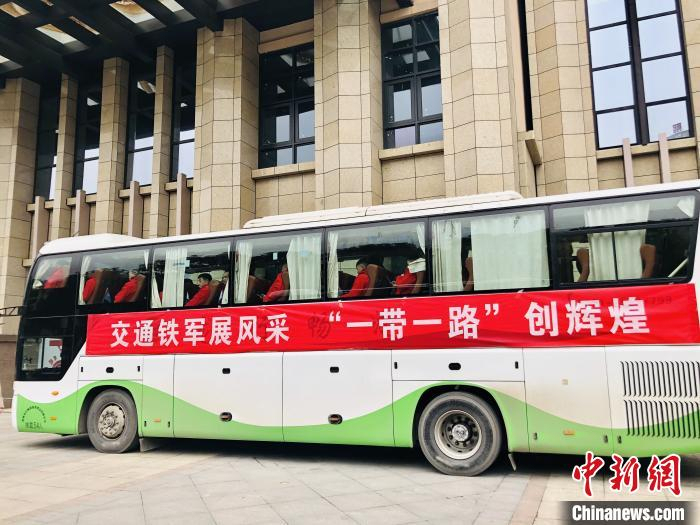  图为出征仪式现场108人即将启程 张伟 摄