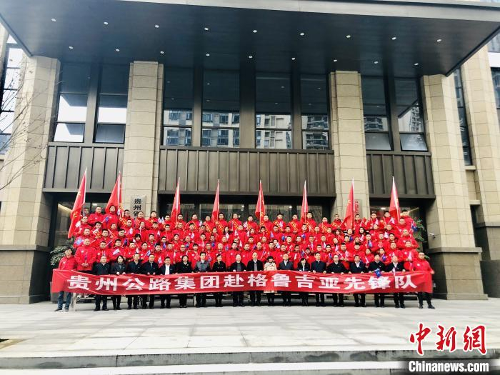  图为出征仪式现场合影 张伟 摄