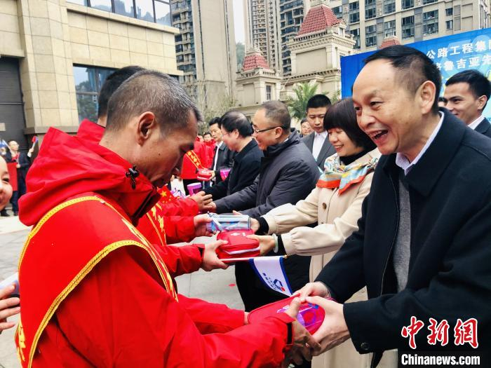  图为出征仪式现场发放温暖包 张伟 摄