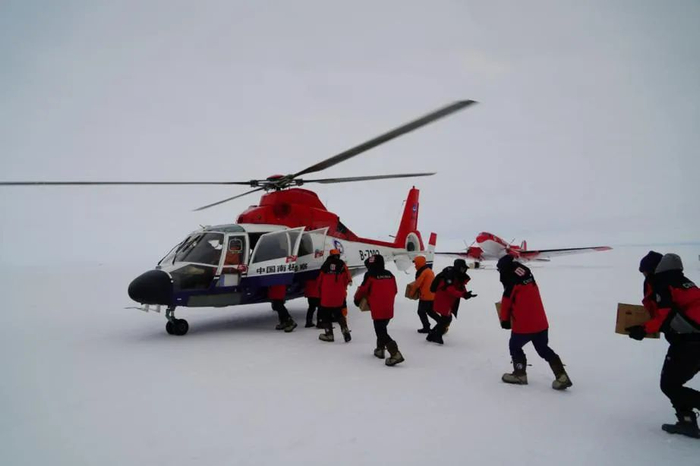 ▲中国南极科考队身穿波司登羽绒服在极端环境下工作