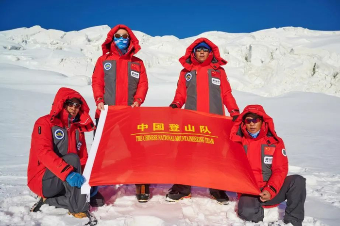 ▲中国登山队身穿波司登登峰系列羽绒服