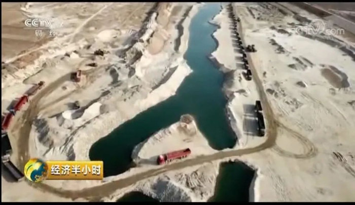 ▲2019年4月，央视曝光润东公司非法采砂。央视新闻视频截图