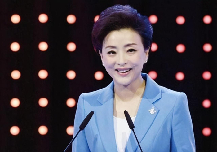 51岁的杨澜拥有超过1亿的财富,她曾经是中央电视台的才女