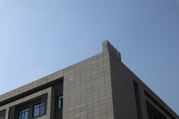 ▲图为江苏科技大学新校区其中一处基站