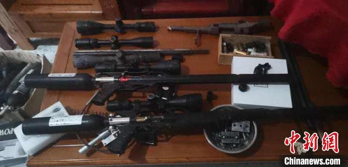  缴获的枪支弹药。　莫国强 摄