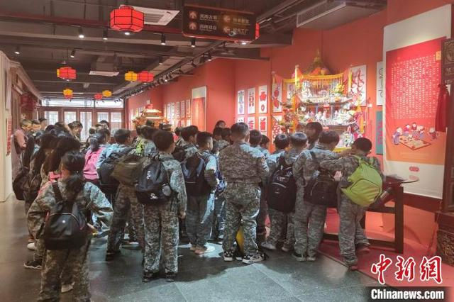 来到来旺良品堂闽南古早味传承基地研学的学生们聆听“五喜墙”的讲解。 吴冠标 摄