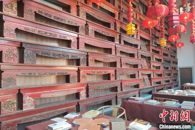 刚建好的“闽南书屋”，书架由闽南古眠床的床脚拼成。 吴冠标 摄