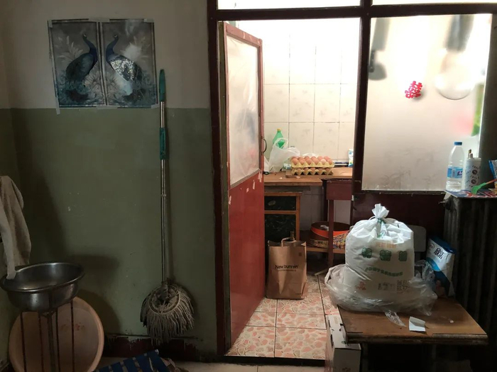 ▲党锁锁在公安局旁的出租屋。新京报记者 曾金秋 摄