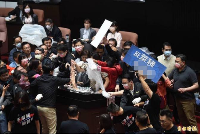 台湾“立法院”爆发“史上最血腥混战”！_手机新浪网
