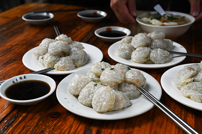 　　2020年11月23日，三明市沙县，上桌的烧卖。澎湃新闻记者 孙湛 图