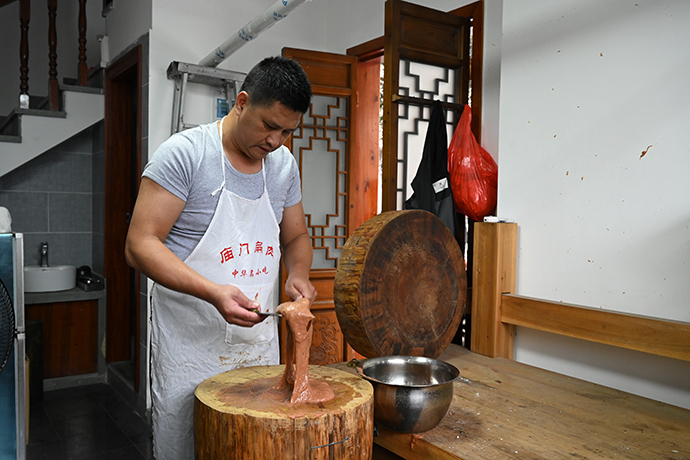 　　2020年11月23日，三明市沙县，沙县小吃传承人王盛滨在制作拌面。澎湃新闻记者 孙湛 图
