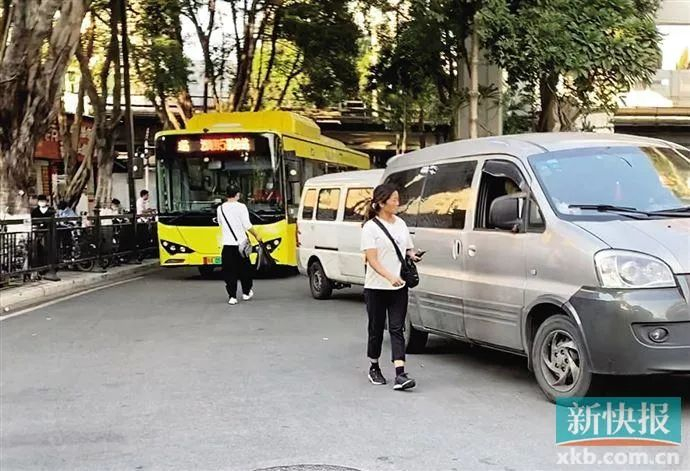 ▲非法营运面包车停在公交车前方等客。