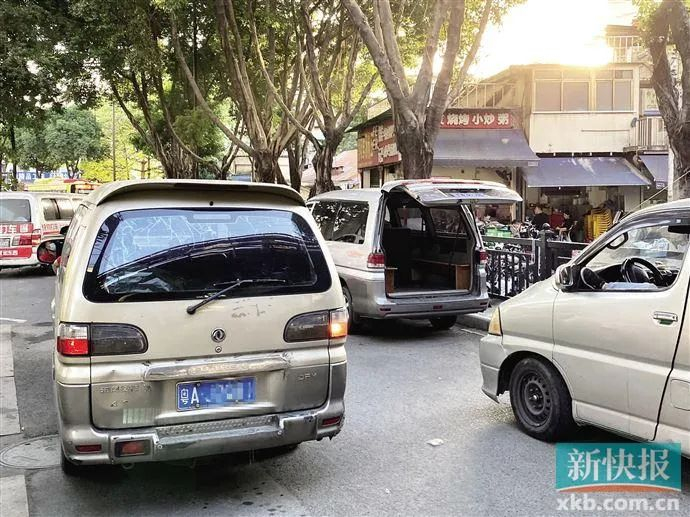 ▲每天下午4-6时，多辆“黑车”便在沙河横马路公交站后方排队等客。