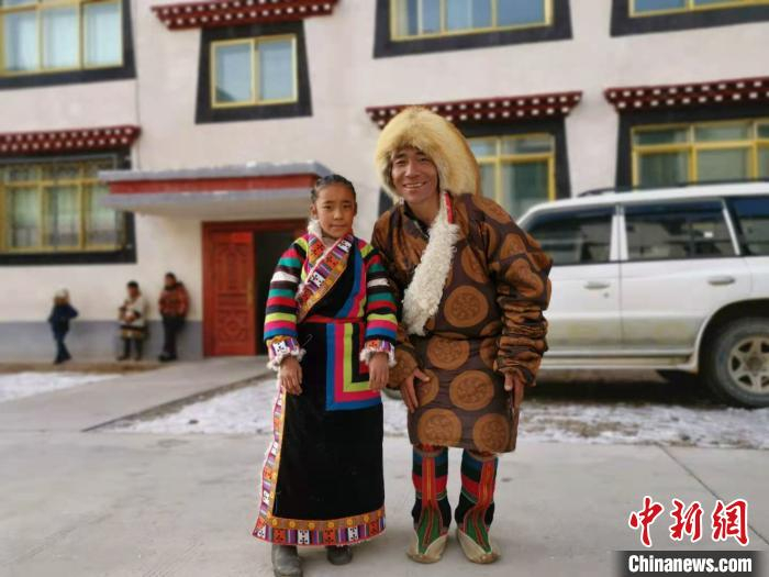  图为2020年1月16日，搬迁至那曲市安多县卓格扶贫小区的农牧民在新家外面合影(资料图)。　张伟 摄
