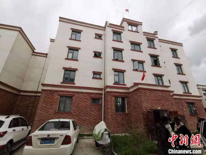  图为8月12日，2018年7月从距那曲市色尼区城区那曲镇90千米外的古露镇当桑村搬迁至城区的旦增新家位于一栋四层的楼房内(资料图)。　张伟 摄