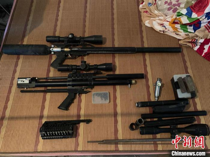  缴获的枪支弹药。　莫国强 摄