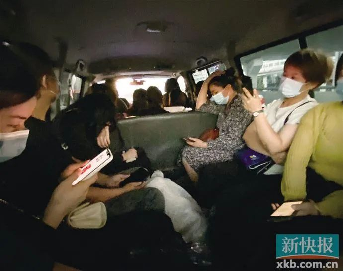 ▲一辆核载9人的面包车一般都会载够15名乘客才发车。