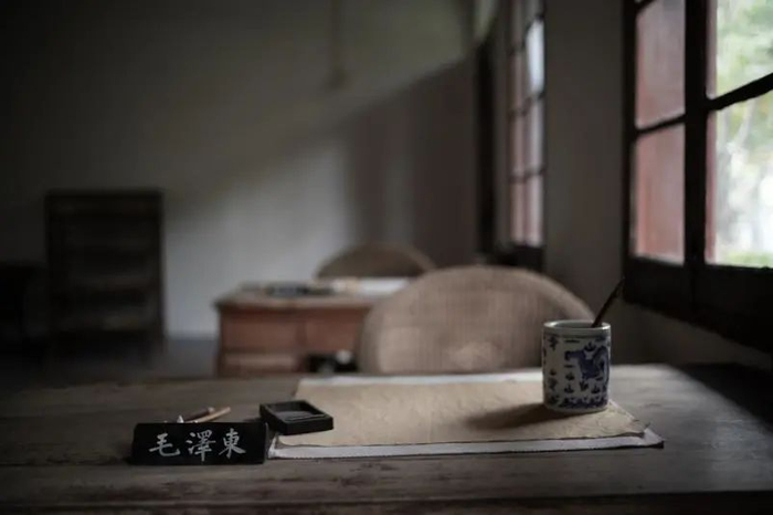 　中央农民运动讲习所旧址内还原的毛泽东书桌 董天晔摄