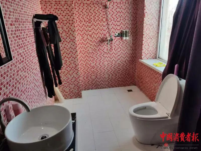 ▲范女士母亲摔伤的浴室。