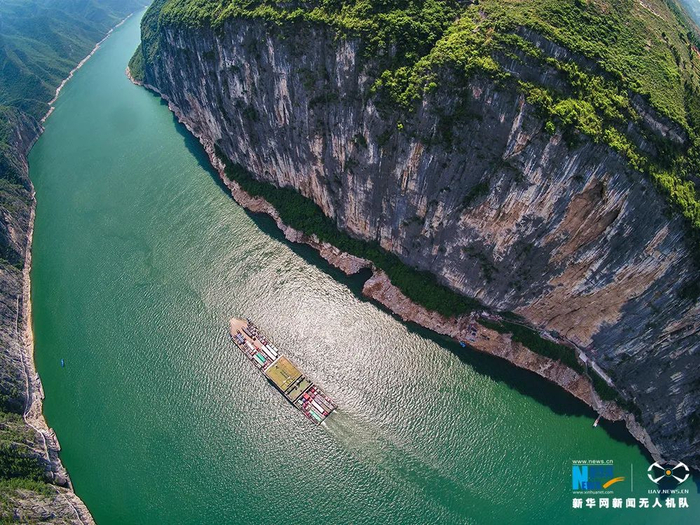 图为一艘货轮在瞿塘峡中穿行。新华网发（王正坤 摄）