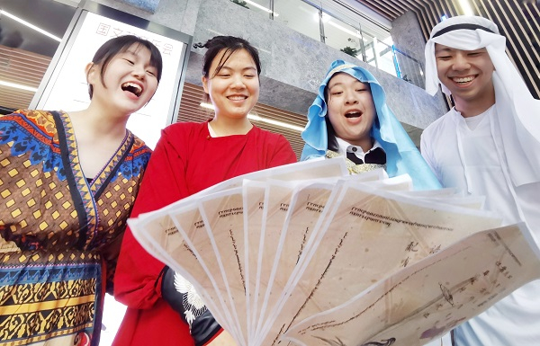 图说： 犹太文化社、阿拉伯学社与百草医疗社跨界合作，共同创作了一部剧本  新民晚报记者孙中钦/摄 下同   