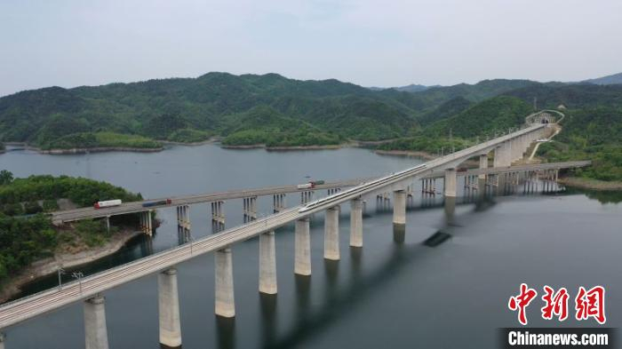     图为汉十高铁风景如画　尹朝旭　摄