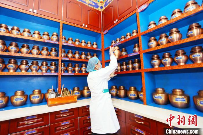  近年来，夏河县藏医医院在基础设施、医疗服务、业务拓展、人才梯队、制度建设等都发生了巨大变化。　高展 摄