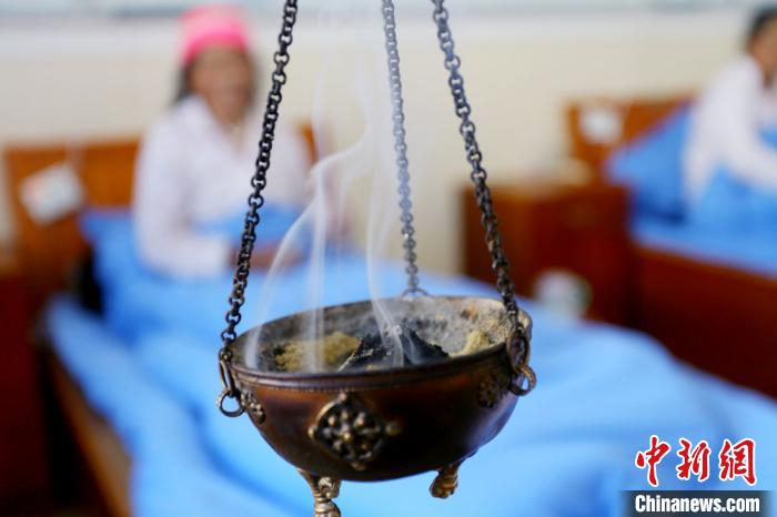  图为藏医熏药疗法。　高展 摄