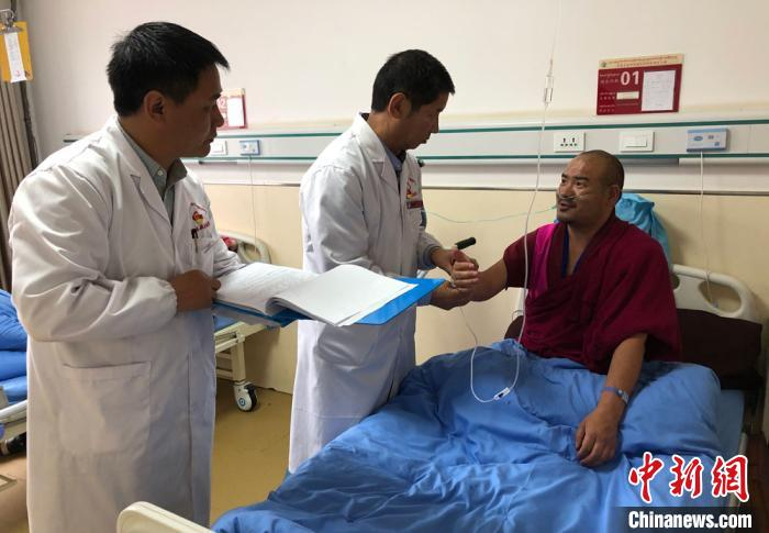 甘肃甘南藏族自治州夏河县藏医医院院长桑老（中）从事藏医药38年，他近日接受记者专访，谈及当下甘南藏医药发展，直言“喜忧参半”。受访者供图