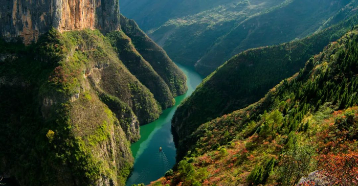 俯览巫山神女溪，江流曲似九回肠。新华网发（朱云平 摄）