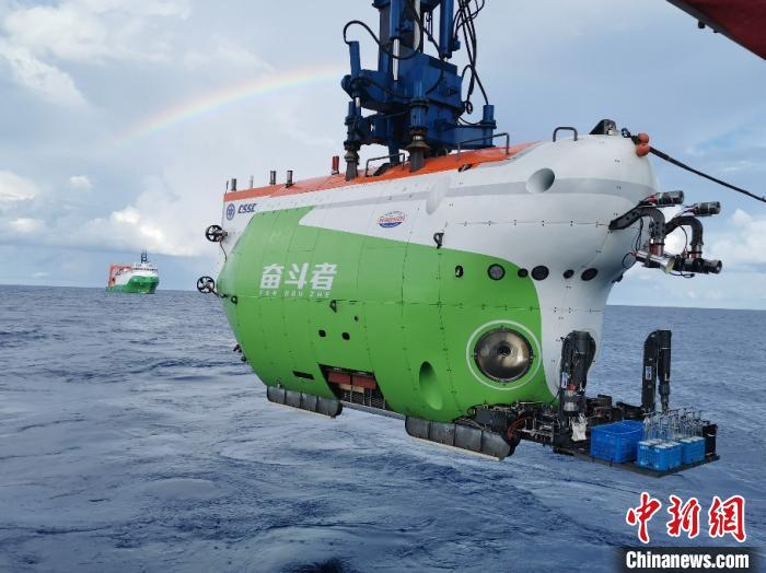 “奋斗者”号正在布放入水，准备开展下潜作业。中科院 供图