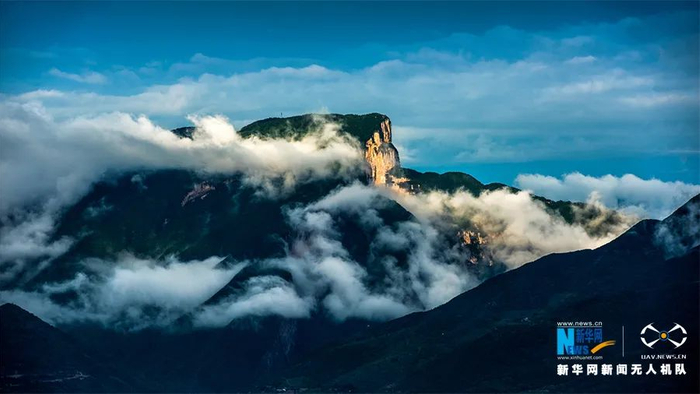 雨后的三峡之巅云蒸霞蔚。新华网发（何川 摄）