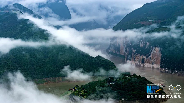 无人机拍摄的雨后瞿塘峡，薄雾如轻纱氤氲在夔门和白帝城之间。新华网发（何川 摄）