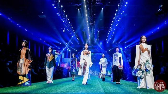 中国国际时装周上的东乡绣娘。（资料图）