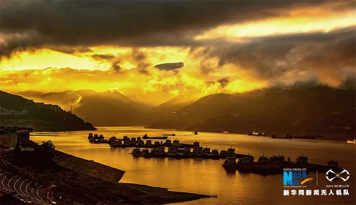 多变的云雾与大自然光影演绎出别样的三峡之美。新华网发（何川 摄）