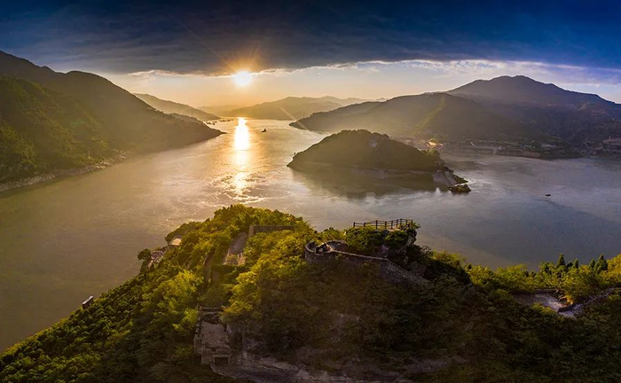 白帝城夕影。新华网发（朱云平 摄）