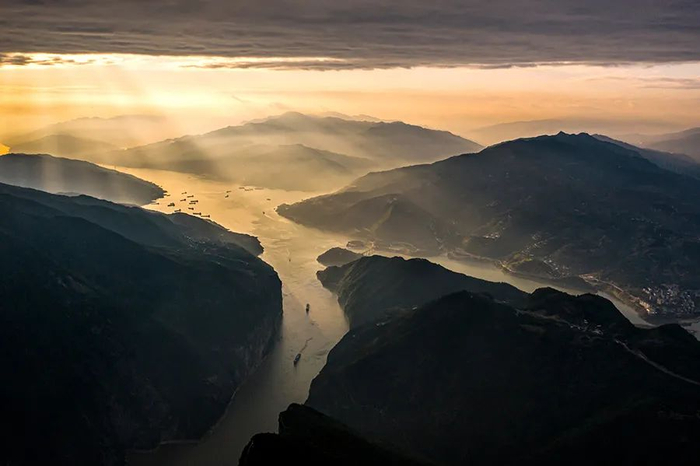 图夕阳下的三峡剪影。新华网发（李泽锋 摄）