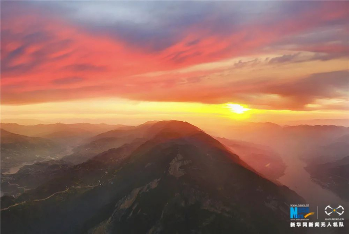 太阳升起后，长江三峡朝霞如虹。新华网发（王正坤 摄）