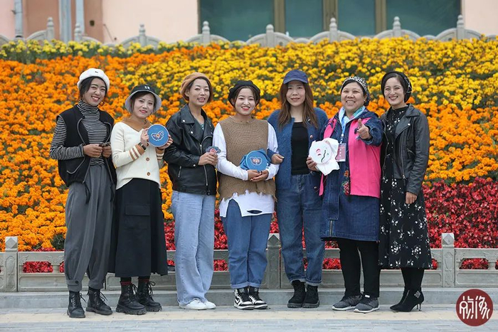 东乡绣娘合影。陈维松 摄