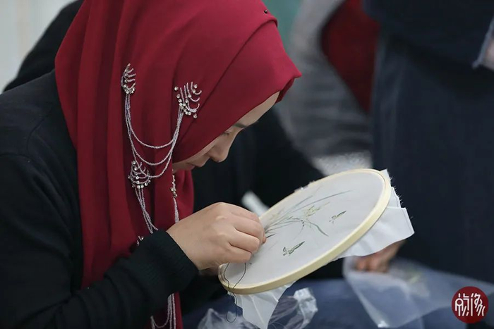 东乡绣娘。陈维松 摄