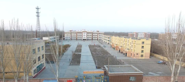 　　图：澳大利亚战略政策研究所“报告”中所称的“拘留中心”（坐标：38.9950N，77.6682E），实际上是新疆喀什地区麦盖提县央塔克乡小学