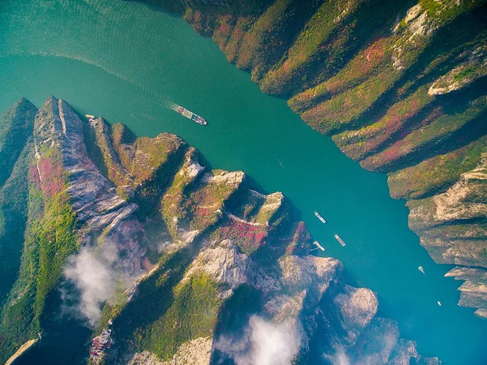 船行三峡的丛山峻岭之中。新华网发（王正坤 摄）