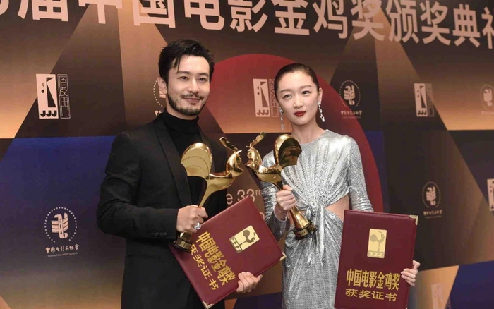周冬雨成90后领头羊,比肩章子怡周迅完成三金满贯,赵薇拍马不及_新浪新闻