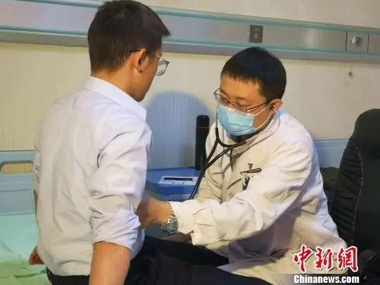 图为医生为员工检查心肺。　赵朗 摄