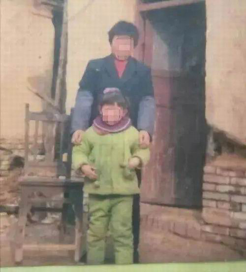 　　方某洋童年照片。1997年出生的女孩方某洋因不能怀孕，被丈夫、公婆虐待，最终惨死的案件，轰动全国。