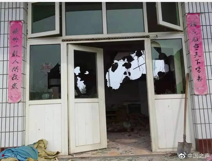 被挖掘机砸穿的墙壁（辛集市检察院供图）