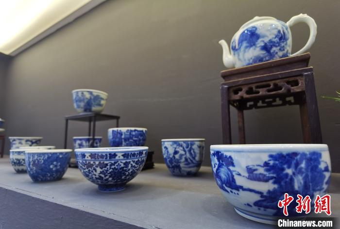 华军鼎成柴窑展厅里展示的精美陶瓷 唐贵江 摄