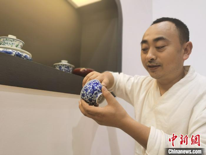 张华军介绍景德镇柴窑陶瓷的特点 唐贵江 摄