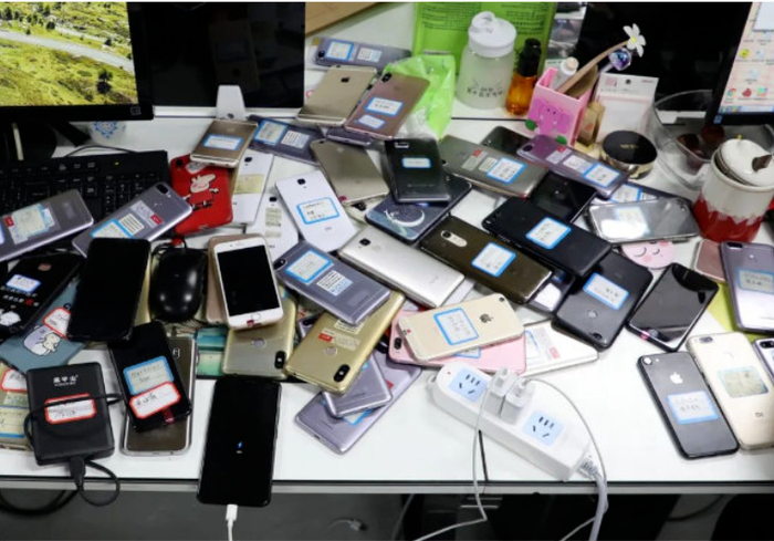 警方查获吴某“薅羊毛”团队作案手机（图片来源：@浙江公安） 