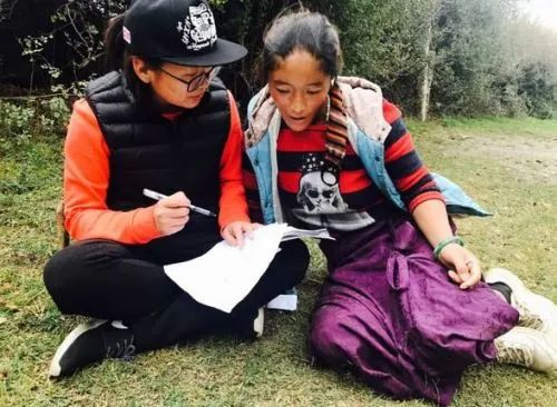 任敏（左）开展脱贫攻坚政策知识宣讲 图源中国组织人事报